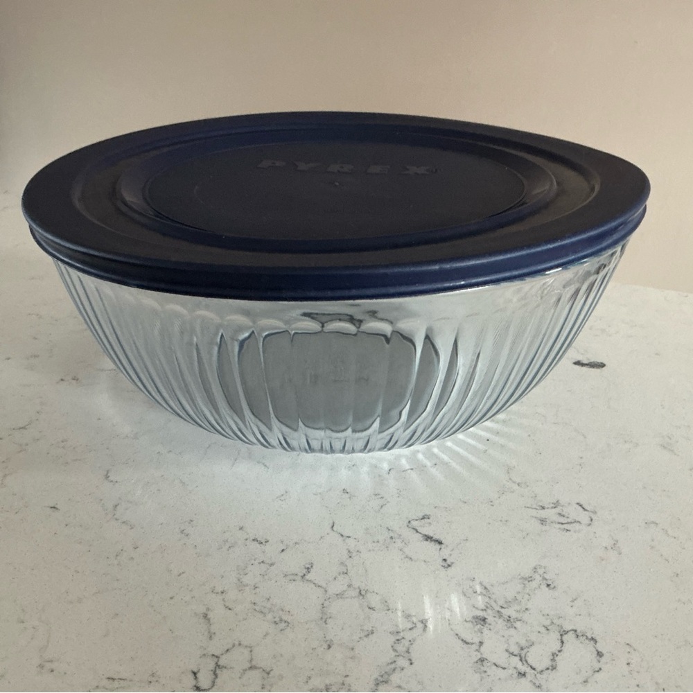 Pyrex 4.5 L ribbed clear glass mixing bowl with navy blue lid #7403-S - Picture 2 of 6